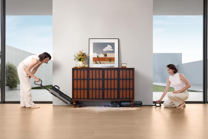 Người dùng trải nghiệm máy lau sàn tại gia. Ảnh: Tineco