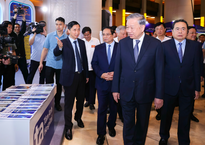 Tổng Bí thư Tô Lâm và các lãnh đạo cấp cao của Đảng, Nhà nước nghe ông Ngô Chí Dũng giới thiệu các công nghệ của Hệ thống BVĐK Tâm Anh tại triển lãm. Ảnh: Nhật Bắc