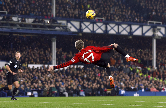 Tiền đạo Alejandro Garnacho ngã người móc bóng ghi bàn trong trận Man Utd thắng Everton 3-0 ở vòng 13 Ngoại hạng Anh trên sân Goodison Park ngày 26/1. Ảnh: Reuters
