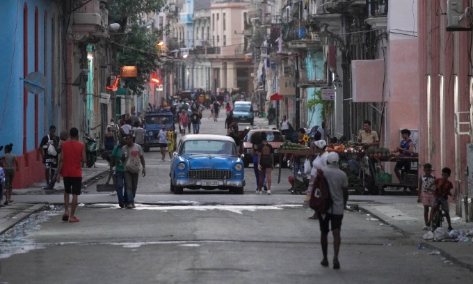 Người dân trên đường phố Havana, Cuba, hồi tháng 11/2023. Ảnh: Reuters