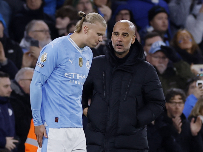 HLV Guardiola dặn dò trước khi tung Erling Haaland vào sân trong trận Man City thắng Burnley 3-1 ở vòng 22 Ngoại hạng Anh trên sân Etihad ngày 31/1/2024. Ảnh: Reuters