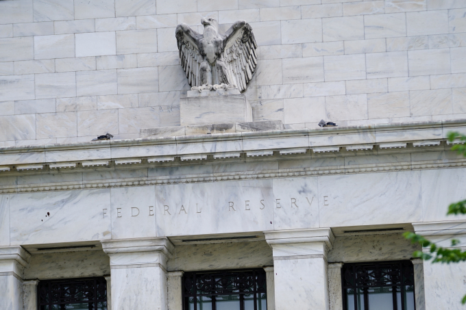 Một góc mặt tiền trụ sở Fed Washington DC, Mỹ ngày 14/6/2022. Ảnh: Reuters