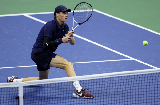 Sinner đánh bóng trong trận bán kết Mỹ Mở rộng với tay vợt Canada Felix Auger-Aliassime ngày 5/9/2025. Ảnh: Reuters