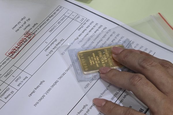 Sốt giá vàng: Dân đổ xô mua khi giá vượt 134 triệu