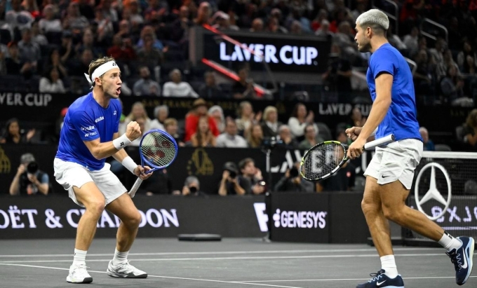 Alcaraz (phải, đội châu Âu) mừng một điểm thắng cùng Ruud trong trận đánh đôi ở Laver Cup 2025, tại Chase Center, San Francisco, Mỹ. Ảnh: Reuters