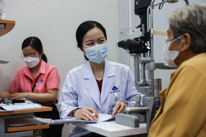 Bác sĩ, nhân viên y tế bệnh viện mắt TP HCM khám bệnh cho người dân, tháng 7/2025. Ảnh: Quỳnh Trần