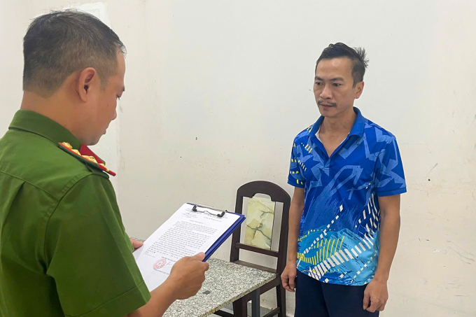 Cơ quan Cảnh sát điều tra Công an TP Đà Nẵng tống đạt các quyết định đối vớiTrần Hùng Cường. Ảnh: Công an cung cấp