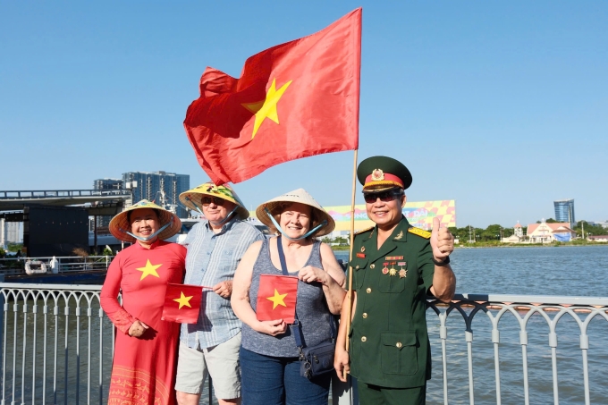 Cựu binh Mỹ Gary (trái - thứ hai) trong lần trở lại TP HCM đúng dịp kỷ niệm 50 năm giải phóng miền Nam, thống nhất đất nước. Ảnh: Bích Phương