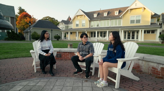 Anh Quân và Trâm Anh, du học sinh Việt Nam tại Williston Northampton School, hướng dẫn tham quan trường nội trú. Ảnh: FindingSchool