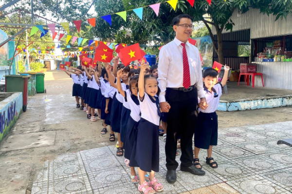 TP HCM: Trường học đồng loạt từ chối nhận hoa ngày khai giảng