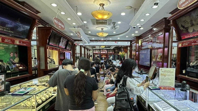 Người dân chờ thanh toán tại cửa hàng Bảo Tín Minh Châu trên đường Trần Nhân Tông, Hà Nội. Ảnh: Trọng Hiếu
