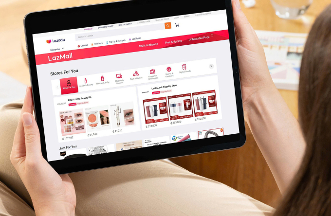 Người dùng mua sắm trên gian hàng LazMall. Ảnh: Lazada