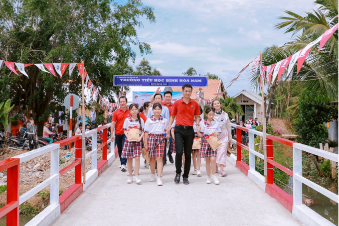 Người dân trải nghiệm cầu mới
