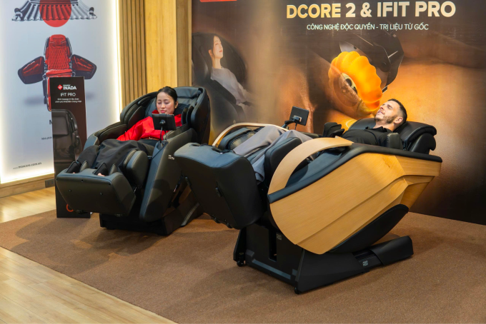 Gia đình Hai em bé lai trải nghiệm bộ đôi ghế massage D.Core 2 và iFit Pro. Ảnh: Maxcare