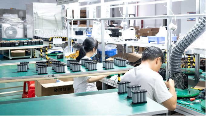 Công nhân đóng gói pin tại nhà máy Natrium One tại Trung Quốc. Ảnh: Natri Energy