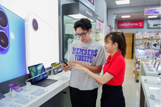 Nhân viên CellphoneS (phải) tư vấn người dùng tại cửa hàng. Ảnh: CellphoneS