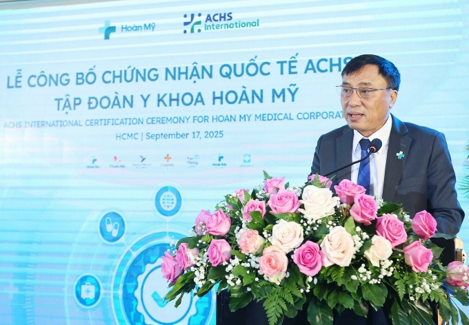 BSCKII Đào Văn Sinh - Trưởng đại diện Văn phòng Bộ Y tế tại TP HCM, Chánh văn phòng Bộ Y tế phát biểu tại buổi lễ. Ảnh: HM