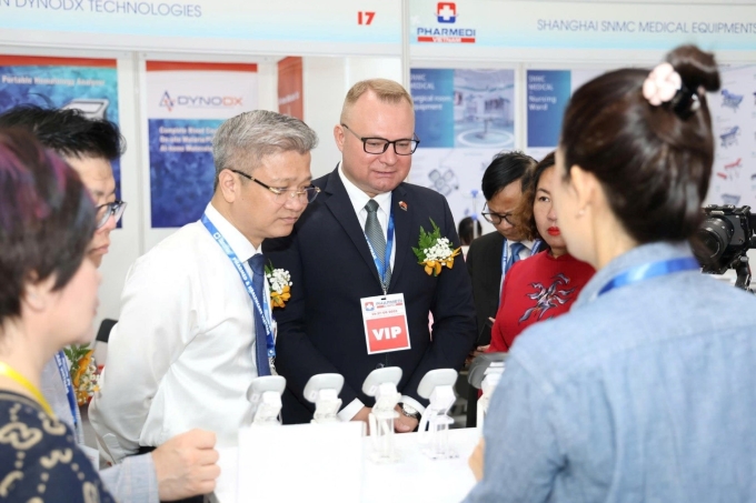 Các doanh nghiệp tìm hiểu cơ hội hợp tác, giao thương tại triển lãm. Nguồn: Pharmedi Vietnam