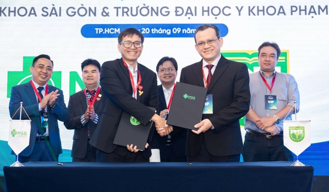 Ông Huỳnh Lê Đức, Tổng giám đốc, Tập đoàn Y khoa Sài Gòn và PGS.TS.DS Nguyễn Đăng Thoại – Phó hiệu trưởng phụ trách điều hành Trường Đại học Y khoa Phạm Ngọc Thạch bắt tay tại lễ ký kết.  Nguồn: Tập đoàn Y khoa Sài Gòn