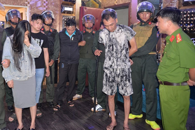 Nhóm thanh niên bị đưa về trụ sở phục vụ điều tra. Ảnh: Công an Gia Lai
