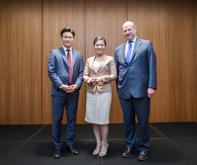 Ông Leon Rodriguez, cựu Giám đốc USCIS và ông Young Kim, CEO Công ty Maru Asset Management (bên trái), trong chuyến công tác tại TP HCM tháng 9 năm 2018 Ảnh: Maru Asset Management