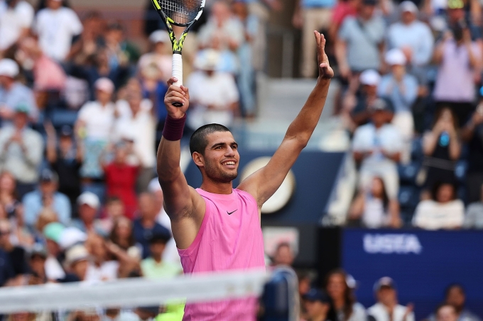 Alcaraz mừng chiến thắng trước Lehecka ở tứ kết Mỹ Mở rộng, trên sân Arthur Ashe, New York hôm 2/9. Ảnh: Reuters