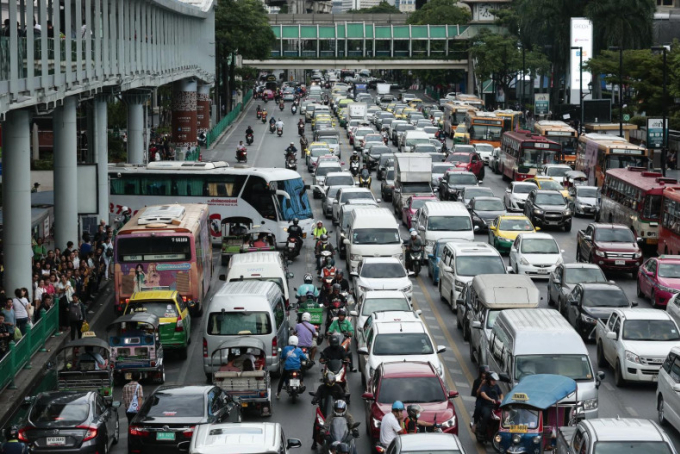 Một số xe máy vẫn chen qua làn ôtô trong giờ cao điểm tại Bangkok. Ảnh: BangkokPost