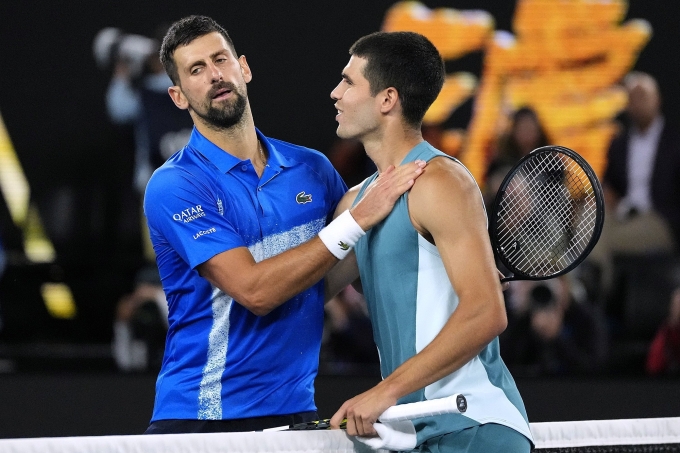 Alcaraz (phải) chúc mừng Djokovic sau trận tứ kết Australia Mở rộng, trên sân Rod Laver, Melbourne hồi đầu năm. Ảnh: Reuters
