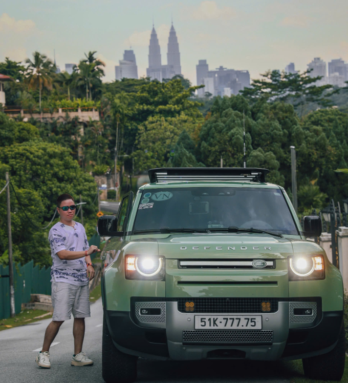 Kỳ Phong cùng chiếc Defender 75th Limited Edition tại Kuala Lumpur, Malaysia. Ảnh: Kỳ Phong