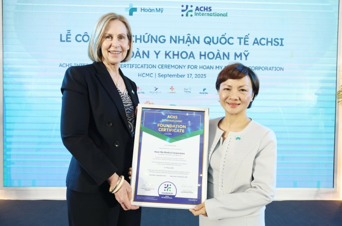 Bà Louise Cuskelly, Giám đốc điều hành ACHSI (bên trái), trao chứng nhận quốc tế cho bà Huỳnh Bích Liên, Tổng giám đốc Tập đoàn y khoa Hoàn Mỹ (bên phải). Ảnh: HM