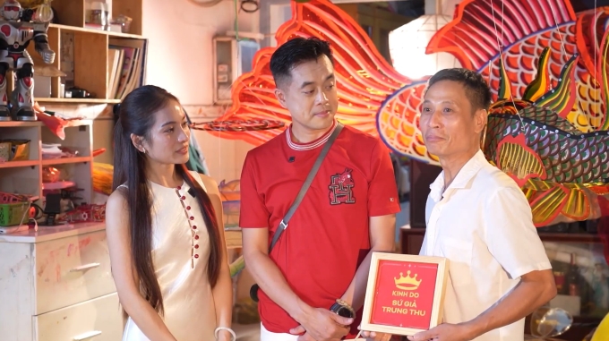 Gia đình nghệ sĩ Dương Khắc Linh thay mặt chương trình trao kỷ niệm chương Sứ giả Trung thu tới nghệ nhân Nguyễn Văn Thành. Ảnh: VTV