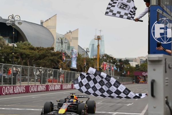 Verstappen thống trị Baku: Chiến thắng áp đảo