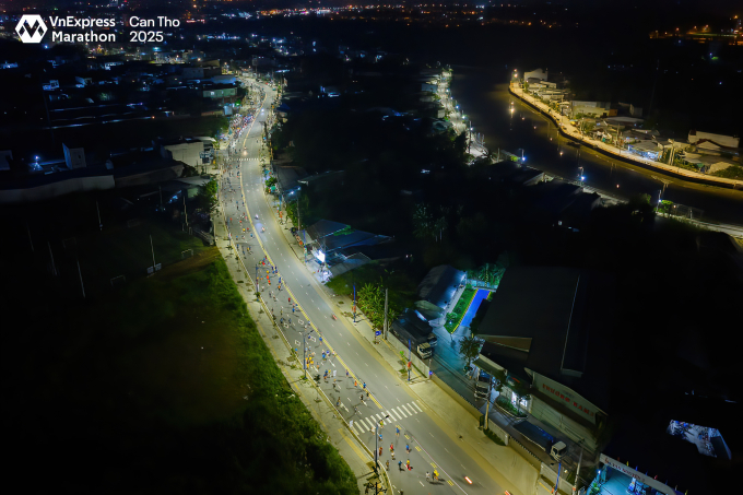 Một góc cung đường VnExpress Marathon Cần Thơ rạng sáng 14/9. Ảnh: VnExpress Marathon