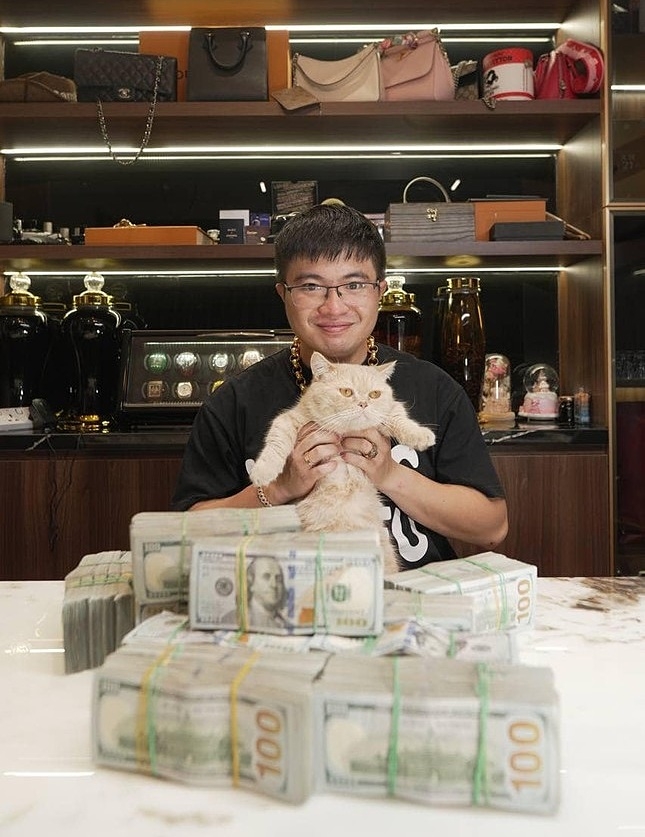 MMr Pips Phó Đức Nam tại cơ quan điều tra khai dùng chiêu khoe tiền, khoe giàu để dẫn dụ khát vọng làm giàu của nhà đầu tư. Ảnh: Facebook Mr Pips