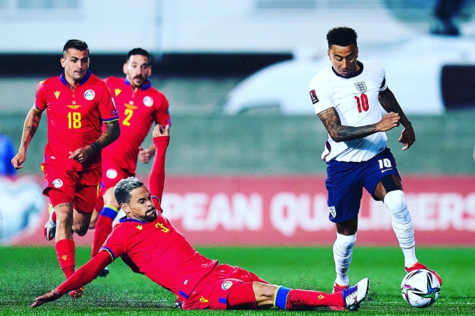 Trung vệ Marc Vales (số 3) tranh chấp với Jesse Lingard trong một trận đấu giữa tuyển Andorra và Anh năm 2021.