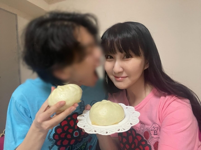 Azarashi khoe bánh bao hai vợ chồng cùng làm. Ảnh: Chantoweb