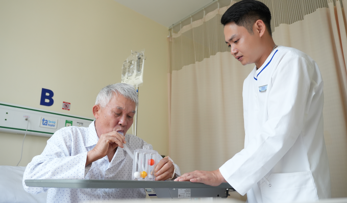 Ông Chiến tập phục hồi chức năng sau phẫu thuật. Ảnh: Bệnh viện Đa khoa Tâm Anh