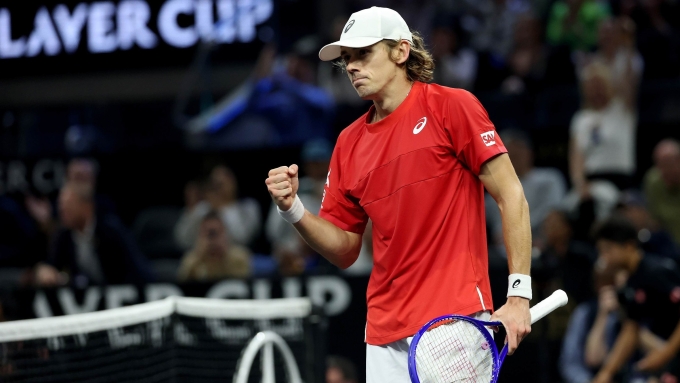 De Minaur mừng một điểm thắng ở ngày đấu thứ hai Laver Cup 2025, tại Chase Center, San Francisco, Mỹ tối 20/9. Ảnh: Reuters