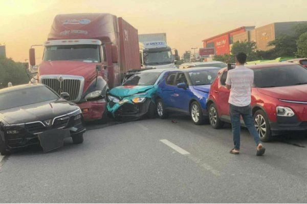 Tai nạn liên hoàn: Container gây tai nạn cho 5 xe con
