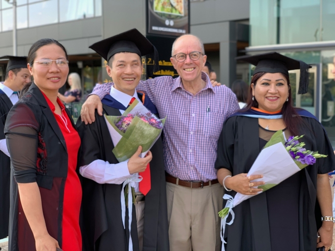 Hữu Cảnh trong lễ tốt nghiệp Thạc sĩ vào năm 2019. Ảnh: NVCC