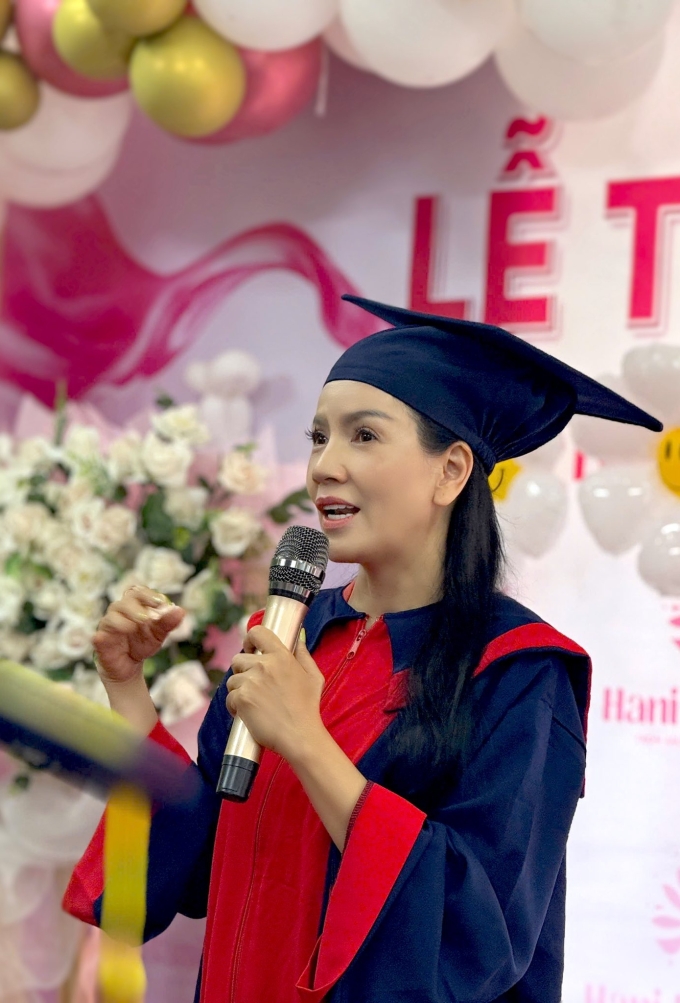 Ngọc Trinh trong lễ tốt nghiệp khóa học nối mi hồi đầu tháng 8. Ảnh: Facebook Phạm Thị Ngọc Trinh