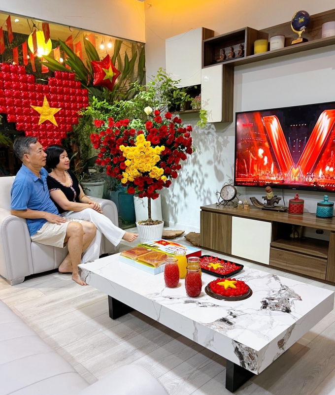 Gia đình chị Mai Phương trang trí ngôi nhà theo chủ đề yêu nước. Ảnh nhân vật cung cấp