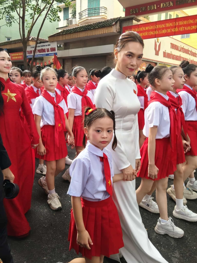Bé Hà Thủy Tiên và Mỹ Tâm diễu hành trước khi trình diễn. Ảnh: Nhân vật cung cấp