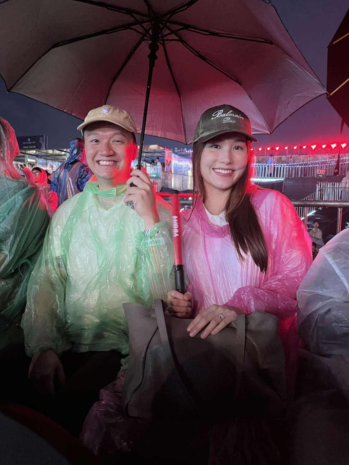 Vợ chồng Diễm My trước giờ diễn. Ảnh: Hoàng Dung