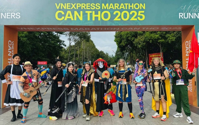 Các runner cosplay hào hứng tạo dáng sau giải chạy sáng 14/9. Ảnh: VnExpress Marathon