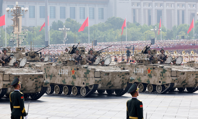 Thiết giáp Trung Quốc trong lễ duyệt binh tại Bắc Kinh ngày 3/9. Ảnh: Reuters