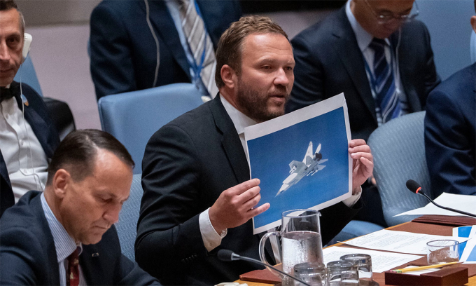 Ngoại trưởng Estonia Margus Tsahkna cầm ảnh chụp tiêm kích MiG-31 của Nga trong cuộc họp của Hội đồng Bảo an LHQ ngày 22/9. Ảnh: AP