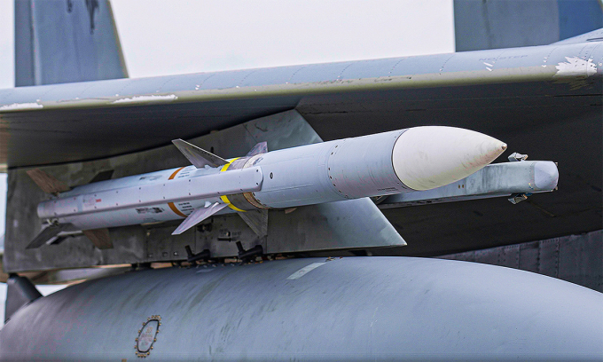 Tên lửa đối không AIM-120C. Ảnh: War Zone