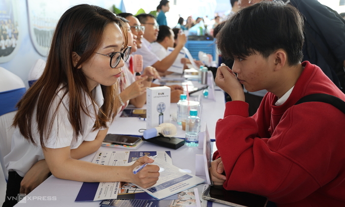 Bạn trẻ nghe tư vấn nghề nghiệp trong sân bay Long Thành tại Ngày hội việc làm 23/8. Ảnh: Phước Tuấn