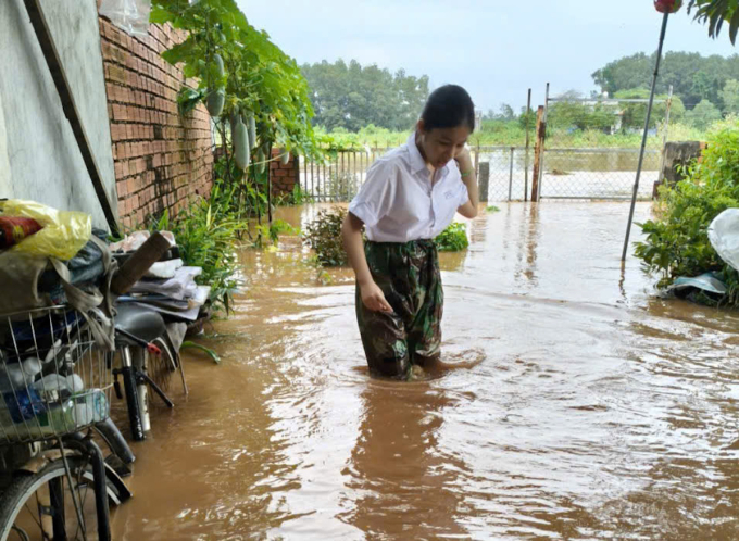 Nhà chị Hiếu ngập chiều 12/9. Ảnh: Phước Tuấn